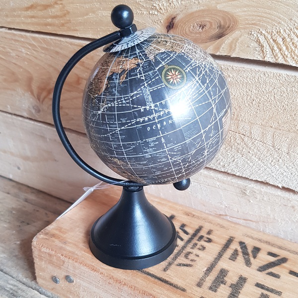 Wereldbol mini zwart Deze kleine wereldbol is geschikt als decoratie voor bijvoorbeeld schouw of bureau. De globe heeft een diatemer van 7,5 cm. 