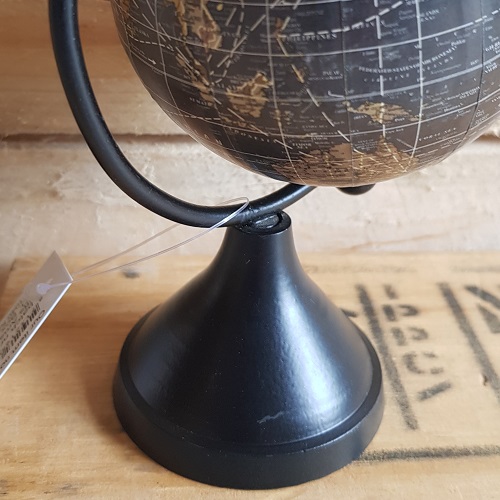Wereldbol mini zwart Deze kleine wereldbol is geschikt als decoratie voor bijvoorbeeld schouw of bureau. De globe heeft een diatemer van 7,5 cm. 