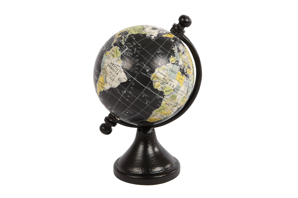 Wereldbol (diameter 12cm) op houten voet, zwart Deze fraaie globe is stijlvol donker gekleurd. De Wereldbol heeft een diameter van 12cm, de houten voet is ca. 10,5 cm. De houder voor de wereldbol is van hout. 