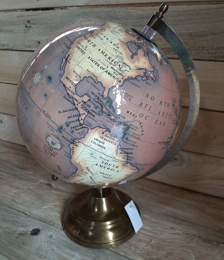 Wereldbol (diameter 12cm) op houten voet, zwart Deze fraaie globe is stijlvol donker gekleurd. De Wereldbol heeft een diameter van 12cm, de houten voet is ca. 10,5 cm. De houder voor de wereldbol is van hout. 