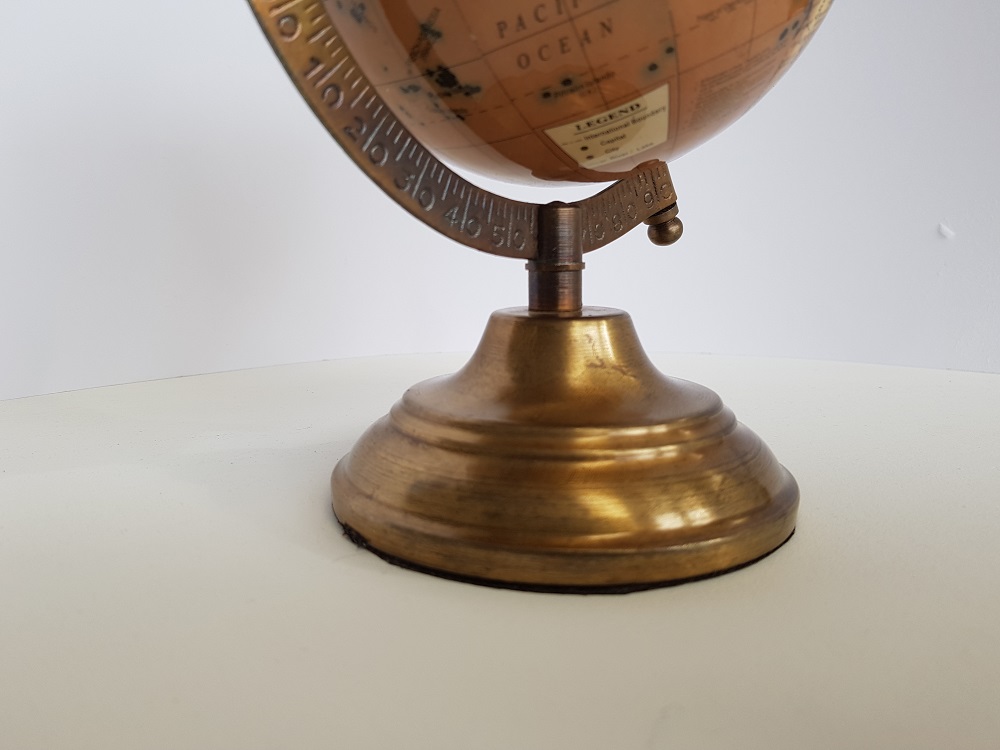 Retro wereldbol op metalen voet  Deze leuke wereldbol (diameter van de bol is 12cm) ademt avontuur en oudheid uit. De wereldbol is geplaatst op een metalen (brons kleurige)voet met metalen beugel. 