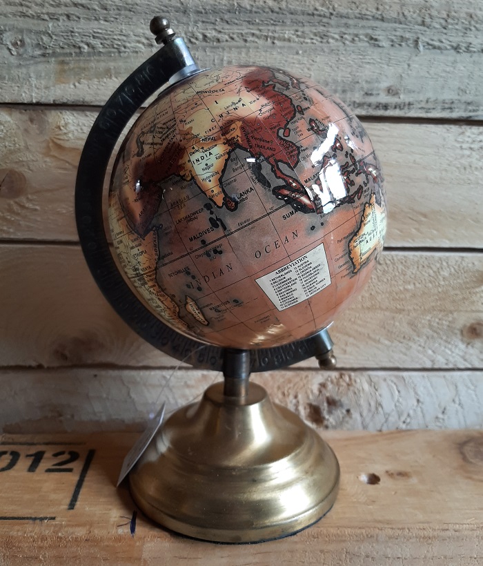 Wereldbol mini zwart Deze kleine wereldbol is geschikt als decoratie voor bijvoorbeeld schouw of bureau. De globe heeft een diatemer van 7,5 cm. 