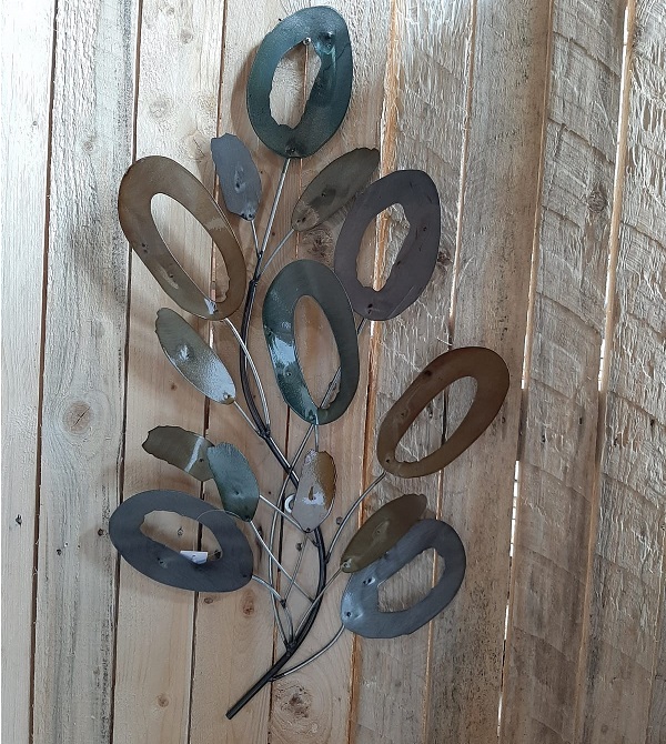 Wandschap Merel S zwart metaal Dit leuke metalen wandschap heeft twee ringen om aan de wand te bevestigen. Ca. 28 cm breed. 