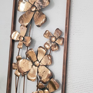 Wandversiering Flowers messing metaal Deze wandversiering is ca. 28x74 cm en heeft een unieke volle uitstraling. Doordat de metalen bloemen 3D zijn schitteren ze erg mooi, zeker als de wanddecoratie met een spotje wordt aan geschenen.