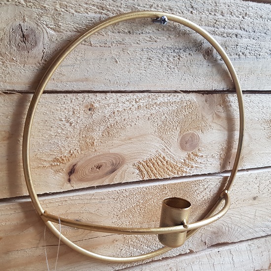 Wandversiering / kandelaar Britt L goud metaal Deze goudkleurige ronde wandversiering / kandelaar heeft een diameter van ca. 36 cm. Door de ronde ophanging van de kaarsenhouder is deze op een veilige afstand van de wand.