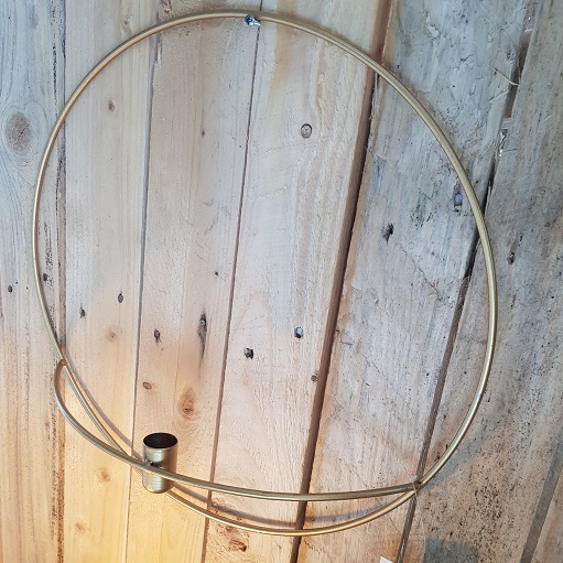 Wandversiering / kandelaar Britt L goud metaal Deze goudkleurige ronde wandversiering / kandelaar heeft een diameter van ca. 36 cm. Door de ronde ophanging van de kaarsenhouder is deze op een veilige afstand van de wand.