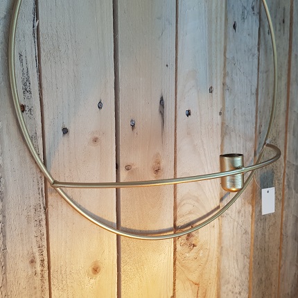 Wandversiering / kandelaar Britt L goud metaal Deze goudkleurige ronde wandversiering / kandelaar heeft een diameter van ca. 36 cm. Door de ronde ophanging van de kaarsenhouder is deze op een veilige afstand van de wand.