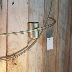 Wandversiering / kandelaar Britt L goud metaal Deze goudkleurige ronde wandversiering / kandelaar heeft een diameter van ca. 36 cm. Door de ronde ophanging van de kaarsenhouder is deze op een veilige afstand van de wand.