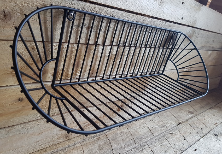 Metalen wanddecoratie Stripes - zwart metaal Deze metalen wanddecatie is een mooie aanvulling voor een lege muur. Doordat de metalen staafjes 3-dimensionaal zijn geplaatst, is er met elke lichtinval een ander perspectief en geeft daardoor een mooi contrast tussen licht en schaduw.