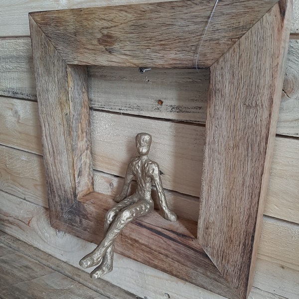 Wandversiering lijst Human naturel hout, 2-delig Deze leuke authentieke wandversiering bestaat uit twee houten sierlijsten, beiden met een 3D figuur